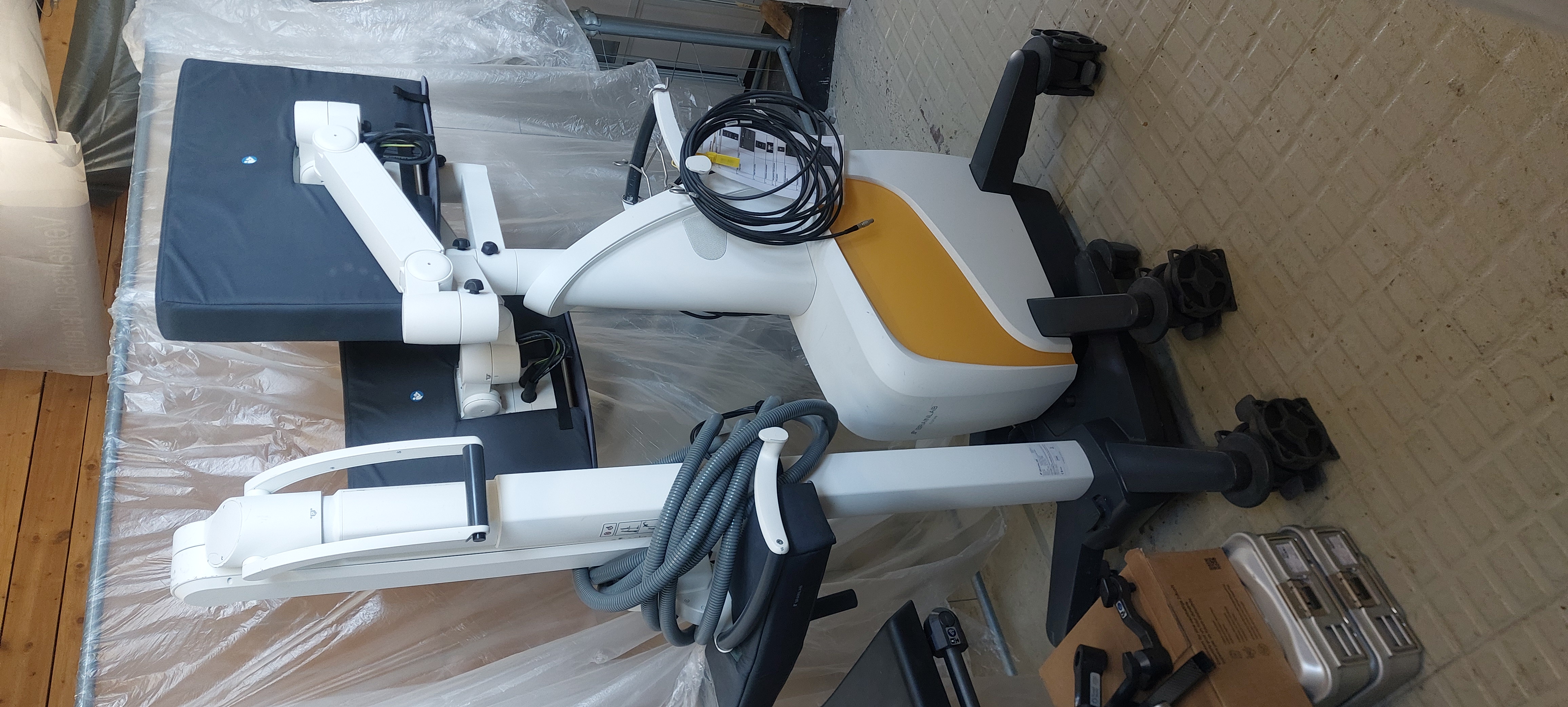 Brainlab Curve 1.1 Dual Display Navigationssystem u. Instrumente